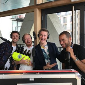 Il vetro ci canta le sue qualità Il vetro ci canta le sue qualità